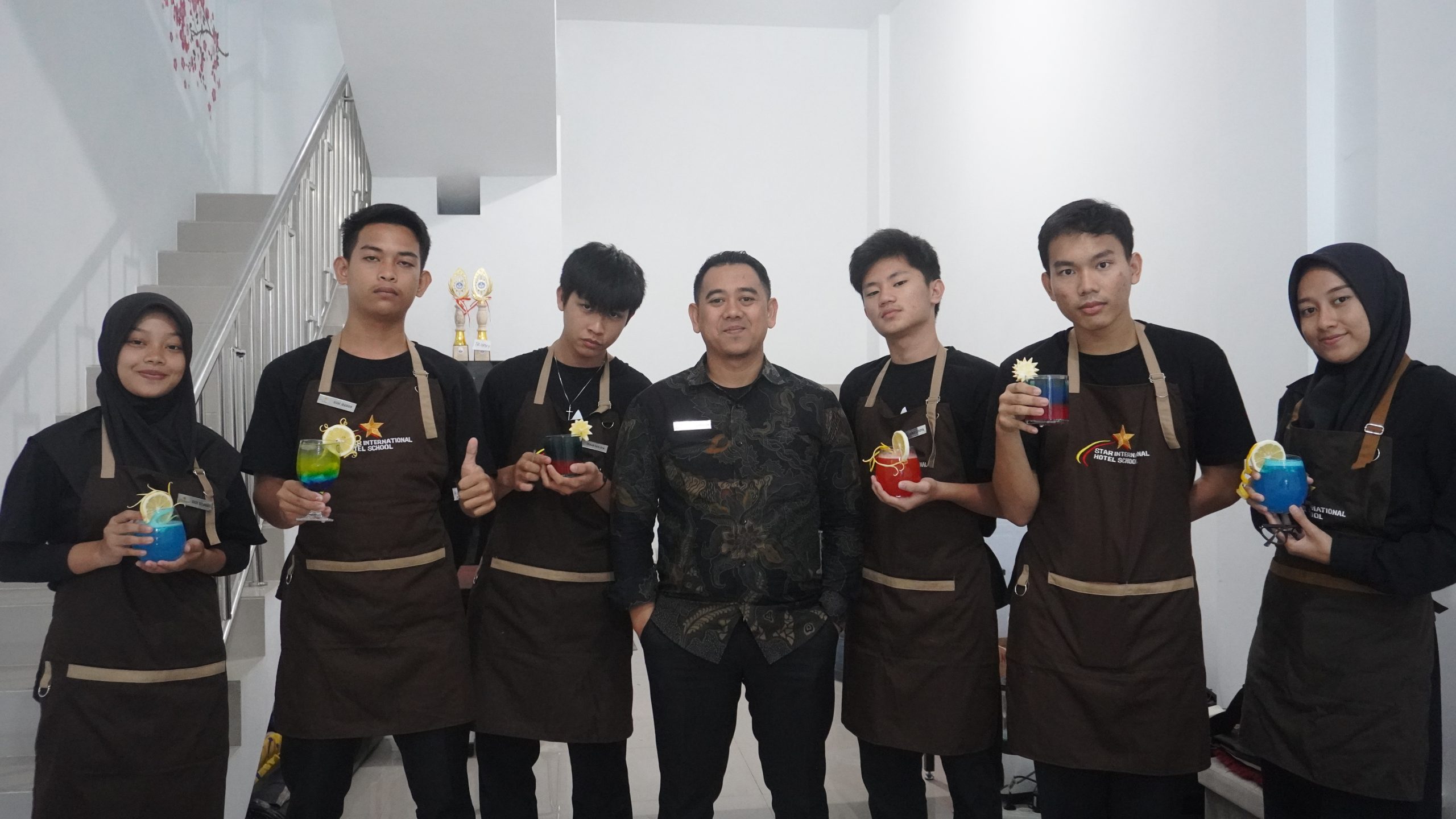 Mahasiswa Star International Hotel School bersama Instruktur usai praktek F&B Product