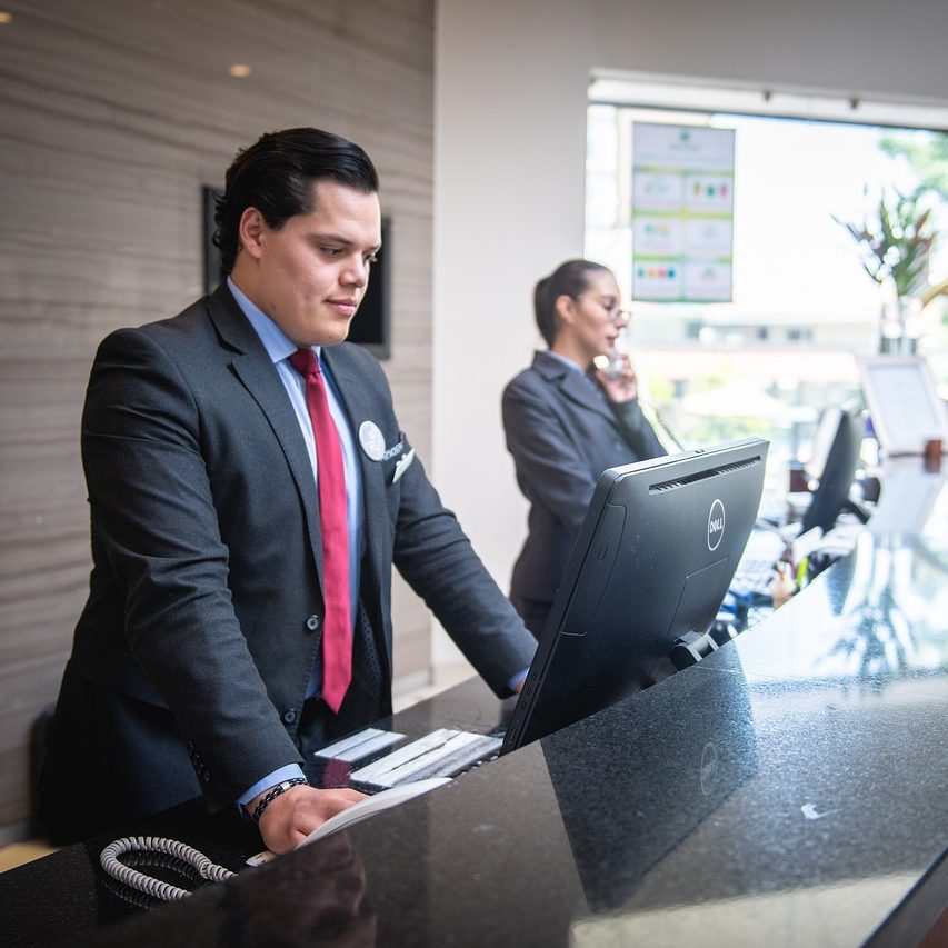 5 Keterampilan yang Harus Dimiliki Resepsionis Hotel Profesional