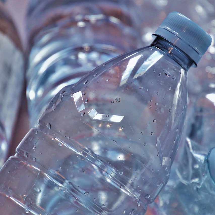 Langkah-langkah Mengurangi Sampah Plastik di Hotel. Sampah botol plastik.