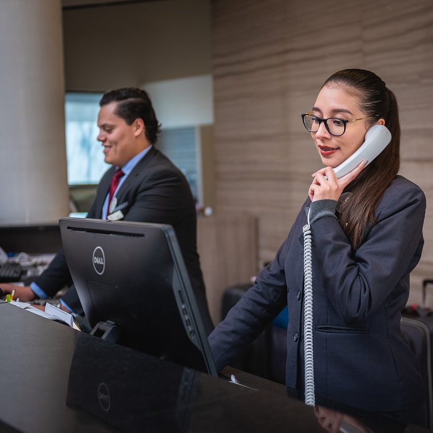 Panduan Lengkap Menjadi Resepsionis Hotel Profesional untuk Sukses di Industri Perhotelan